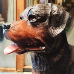 Seisova rottweiler patsas realistinen koirakoriste sisustukseen 2