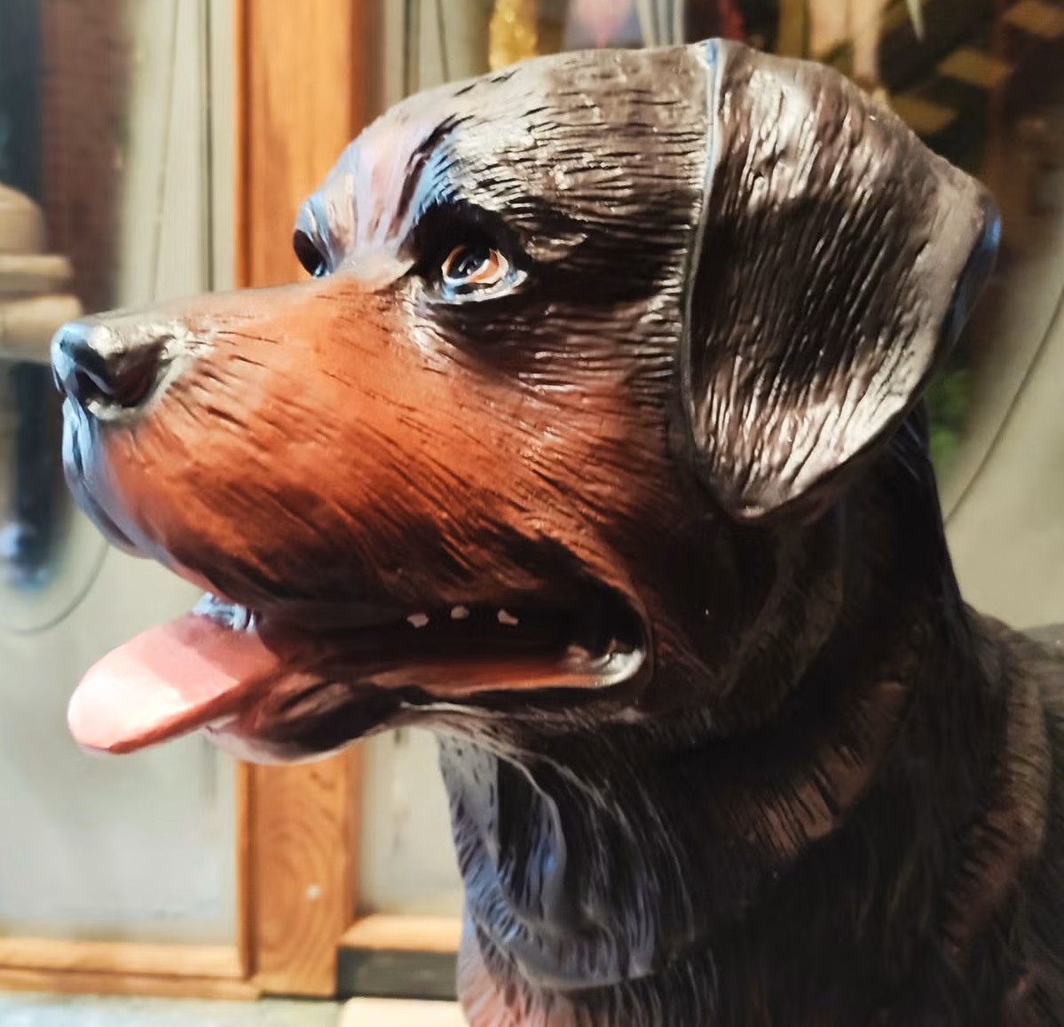 Seisova rottweiler patsas realistinen koirakoriste sisustukseen 2