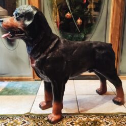 Seisova rottweiler patsas realistinen koirakoriste sisustukseen 3
