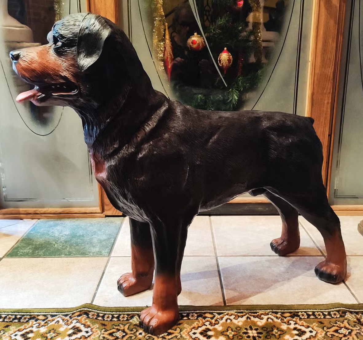 Seisova rottweiler patsas realistinen koirakoriste sisustukseen 3