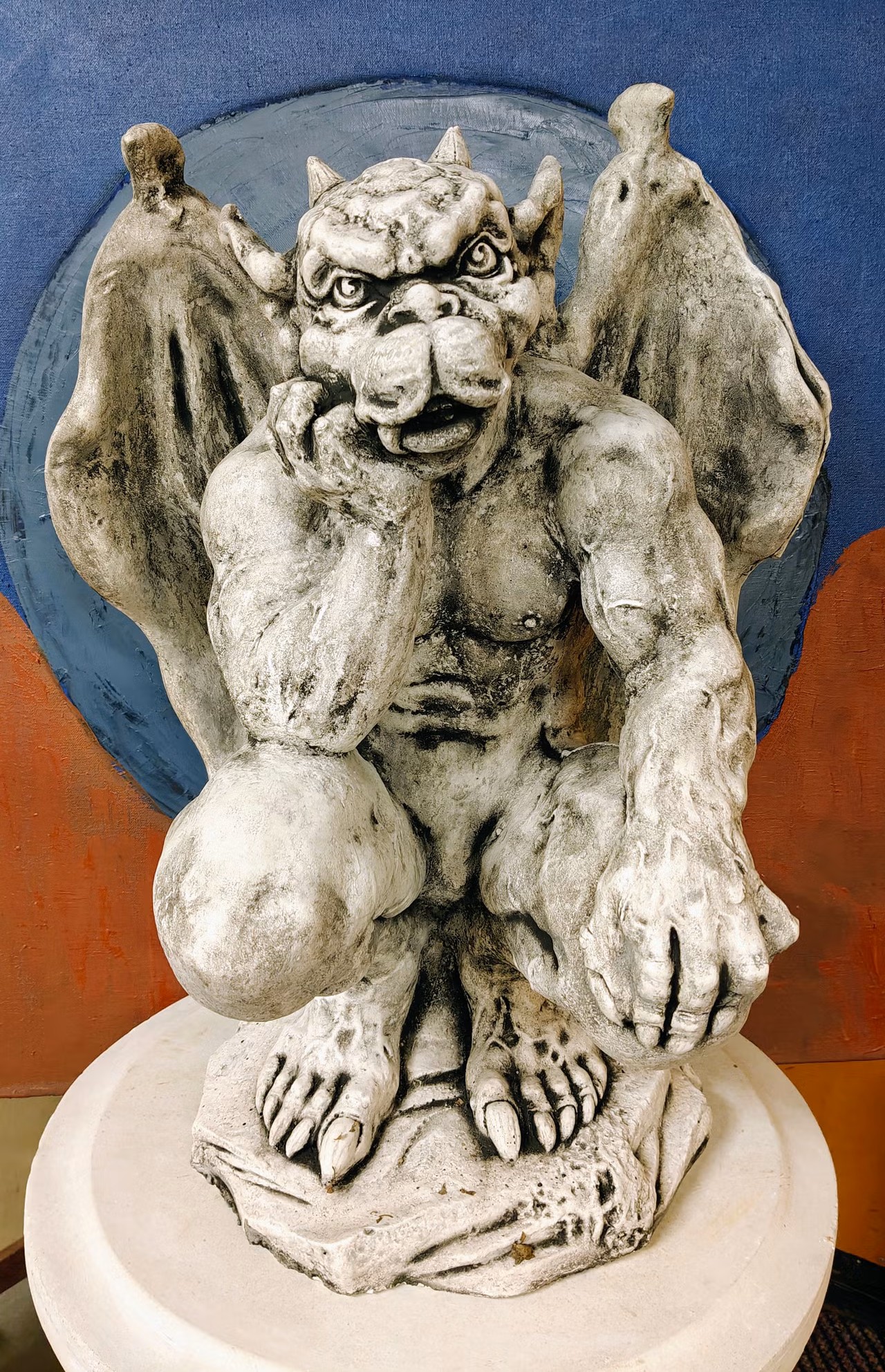 Istuva gargoyle patsas betoni goottilainen koriste 1
