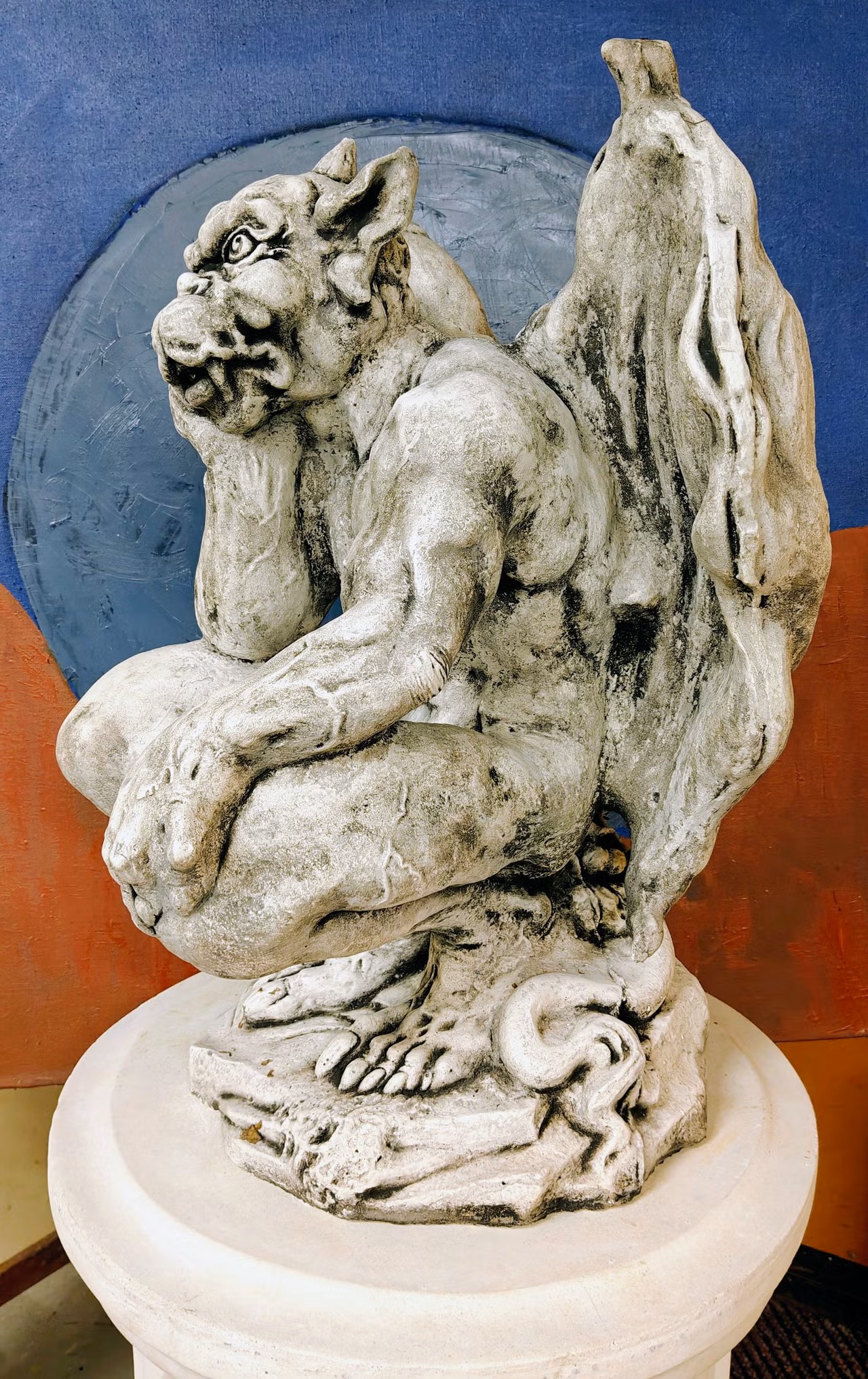 Istuva gargoyle patsas betoni goottilainen koriste 2