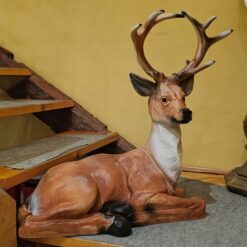 metsäkauris patsas uros sarvilla realistinen eläinpatsas 1