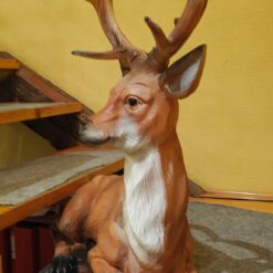 metsäkauris patsas uros sarvilla realistinen eläinpatsas 2