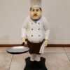 kokki patsas paistinpannu kädessä keittiö sisustus 2