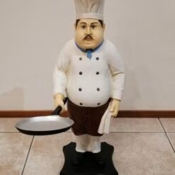 kokki patsas paistinpannu kädessä keittiö sisustus 2