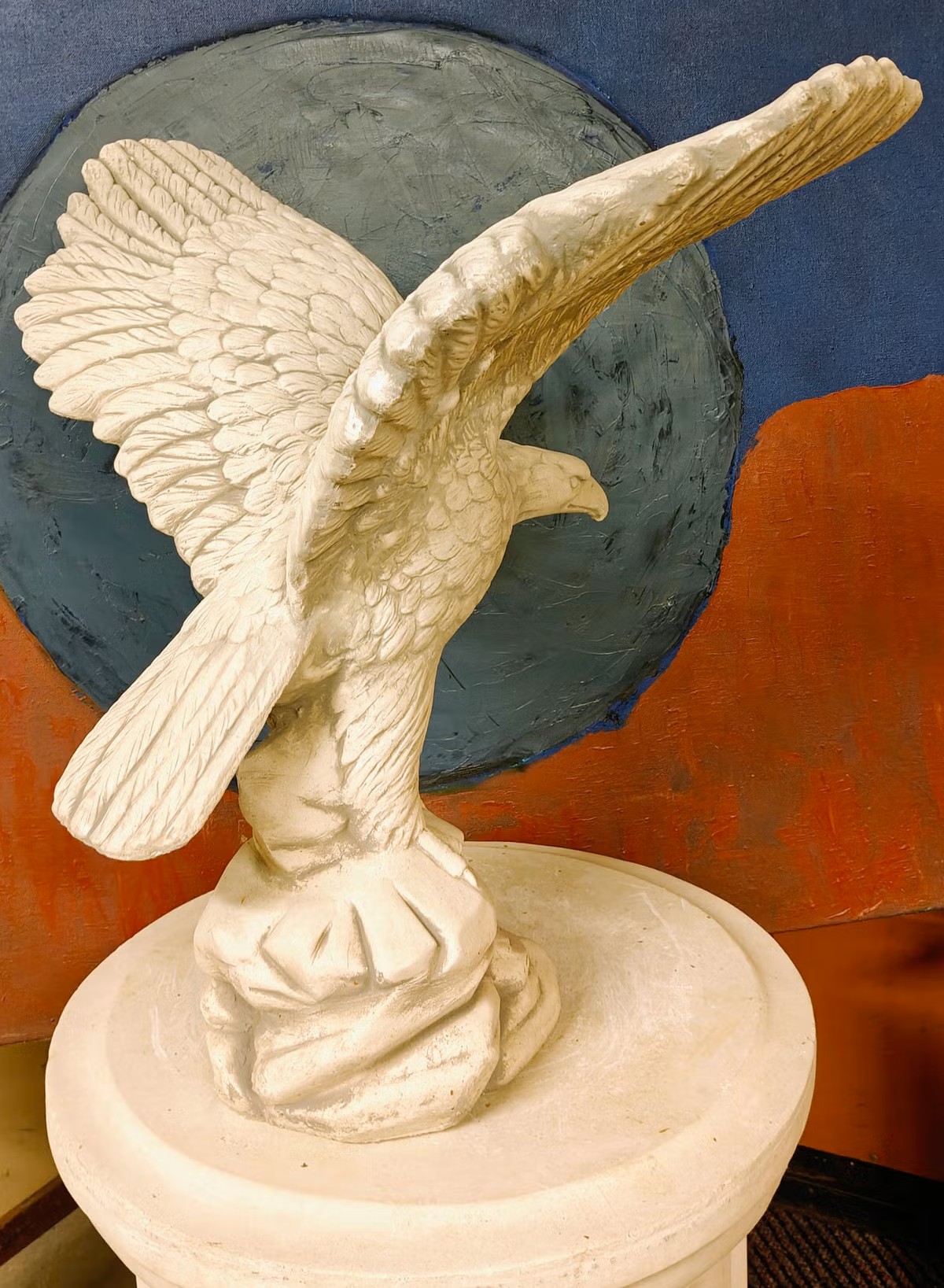 Majesteettinen kotka patsas betoni eläinpatsas sisustukseen 1