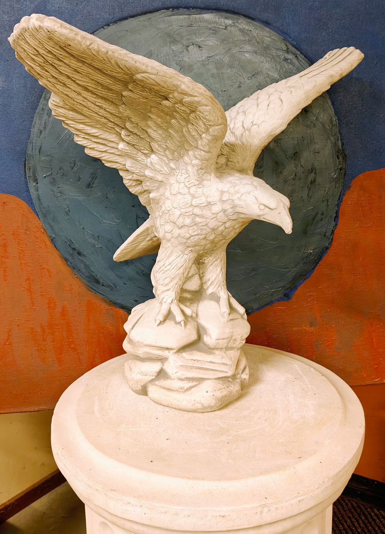 Majesteettinen kotka patsas betoni eläinpatsas sisustukseen 3