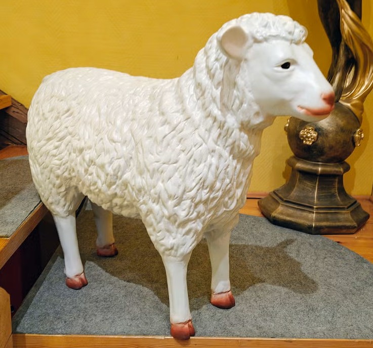 valkoinen lammaspatsas sisustuksessa portaiden vieressä 1