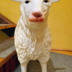 valkoinen lammaspatsas sisustuksessa portaiden vieressä 2