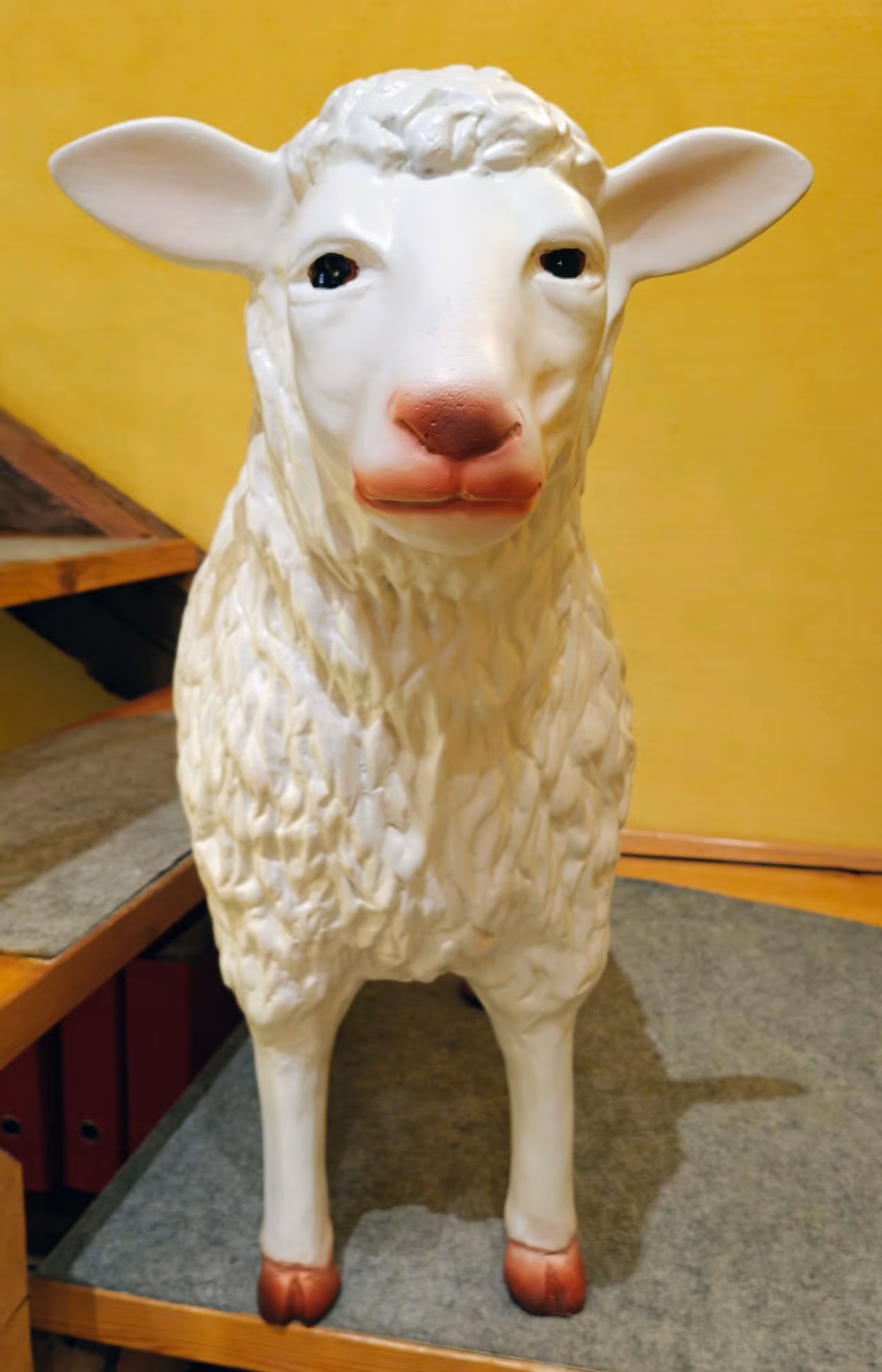 valkoinen lammaspatsas sisustuksessa portaiden vieressä 2