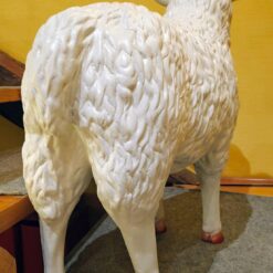 valkoinen lammaspatsas sisustuksessa portaiden vieressä 3