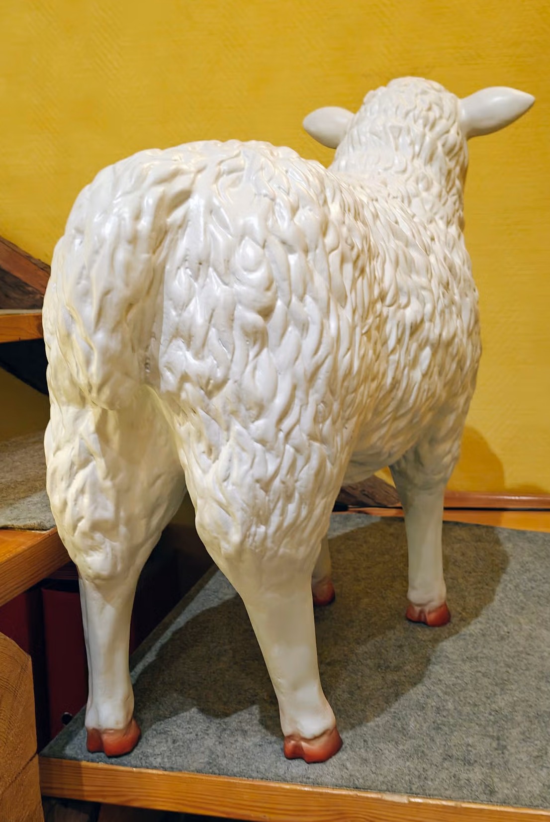 valkoinen lammaspatsas sisustuksessa portaiden vieressä 3