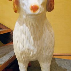 valkoinen pässipatsas suurilla sarvilla sisustuksessa portaiden vieressä 2