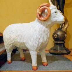 valkoinen pässipatsas suurilla sarvilla sisustuksessa portaiden vieressä 3