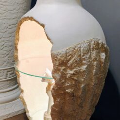 Pieni ruukku vitriinikaappi valolla lasihyllyllä sisustukseen 1