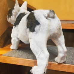 Seisova ranskanbulldoggi patsas valkoinen musta realistinen koirakoriste 3
