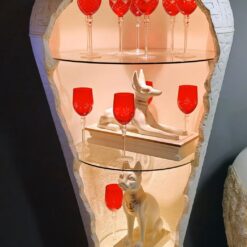 Ruukku vitriinikaappi valolla lasihyllyillä sisustukseen