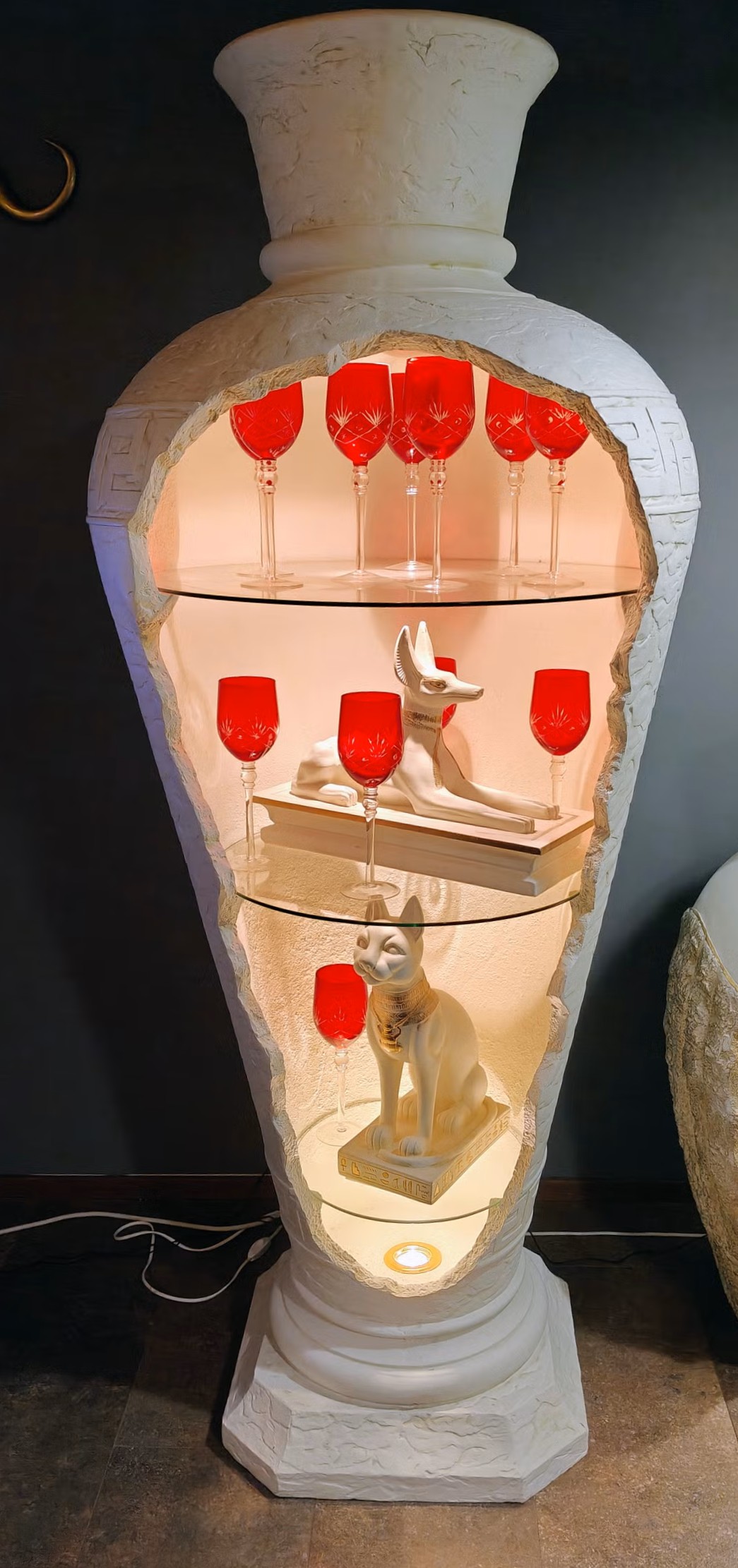 Ruukku vitriinikaappi valolla lasihyllyillä sisustukseen