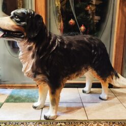 Seisova berninpaimenkoira patsas realistinen koirakoriste sisustukseen 2